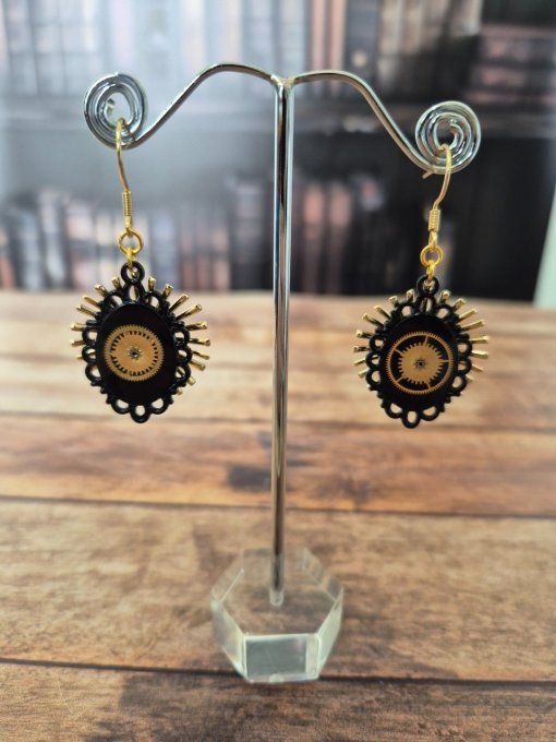 Boucles d'oreilles noires avec des breloques soleil dorées