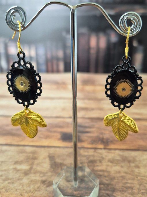 Boucles d'oreilles noires avec des breloques feuilles dorées  