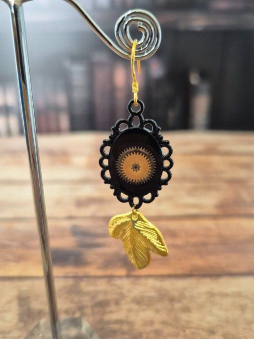 Boucles d'oreilles noires avec des breloques feuilles dorées  