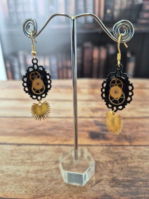 Boucles d'oreilles noires avec des breloques dorées    