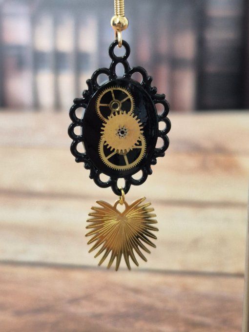 Boucles d'oreilles noires avec des breloques dorées    