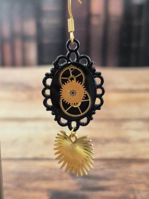 Boucles d'oreilles noires avec des breloques dorées    