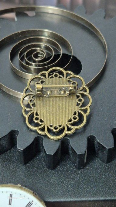 Broche mécanique : l'élégance du temps retrouvé