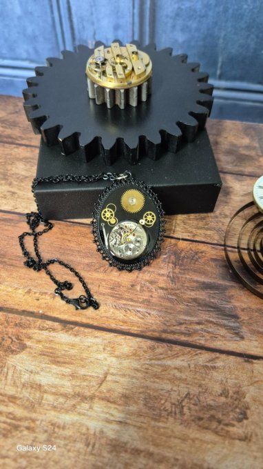 Collier mécanique noir – Mouvement montre en relief  