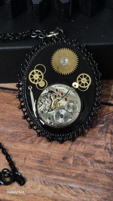 Collier mécanique noir – Mouvement montre en relief  