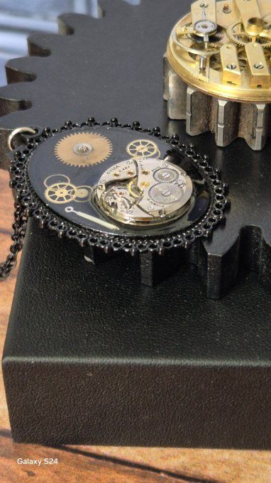 Collier mécanique noir – Mouvement montre en relief  
