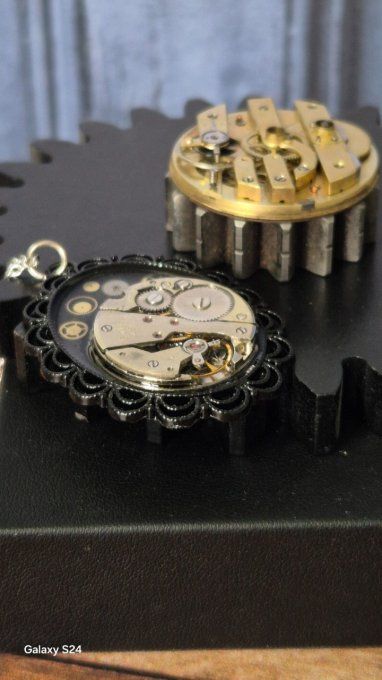 Collier mécanique noir – Mouvement montre en relief