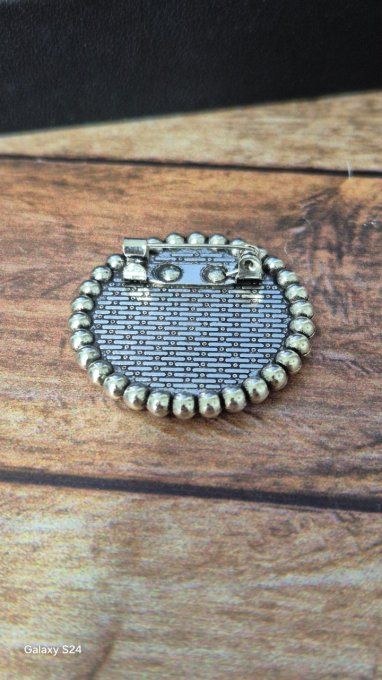 Broches mécaniques : l'élégance du temps retrouvé  
