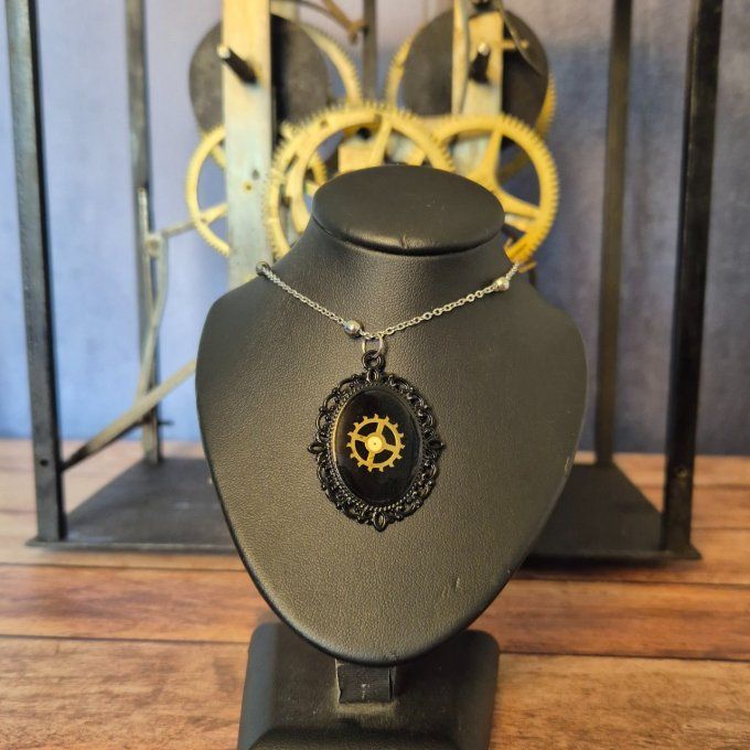 Collier minimaliste noir – mécanismes recyclés  