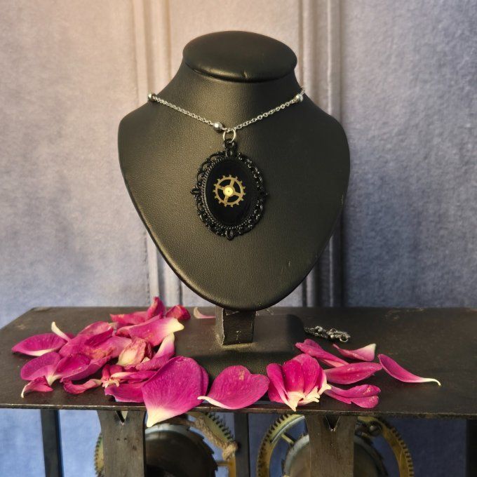 Collier minimaliste noir – mécanismes recyclés  