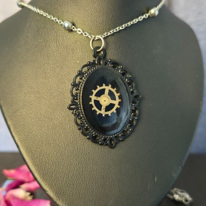 Collier minimaliste noir – mécanismes recyclés  
