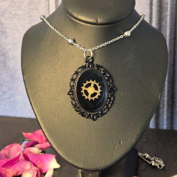Collier minimaliste noir – mécanismes recyclés  