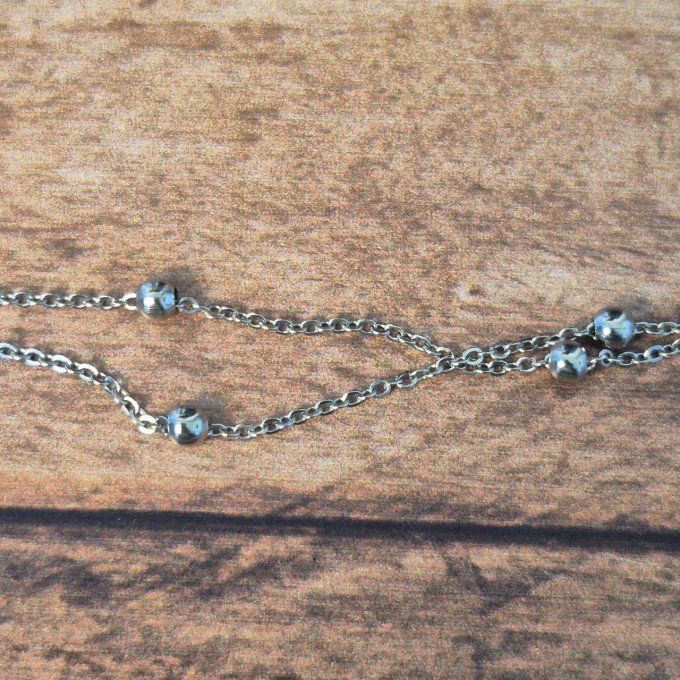 Collier minimaliste noir – mécanismes recyclés  