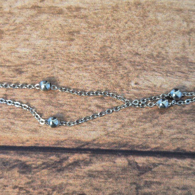 Collier minimaliste noir – mécanismes recyclés