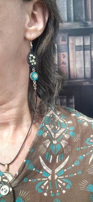 Boucles d'oreilles noires steampunk avec cabochons colorés 