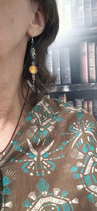 Boucles d'oreilles noires steampunk avec cabochons colorés 