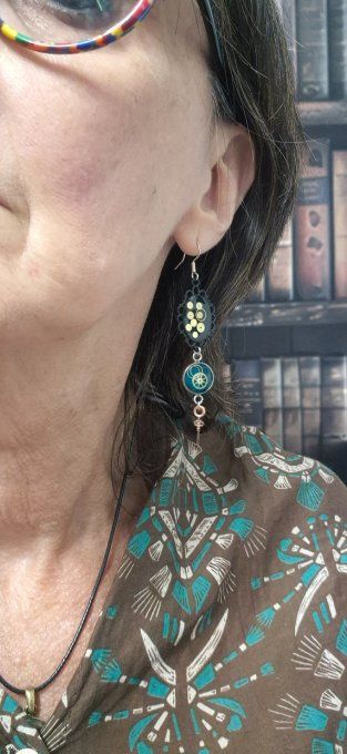 Boucles d'oreilles noires steampunk avec cabochons colorés 