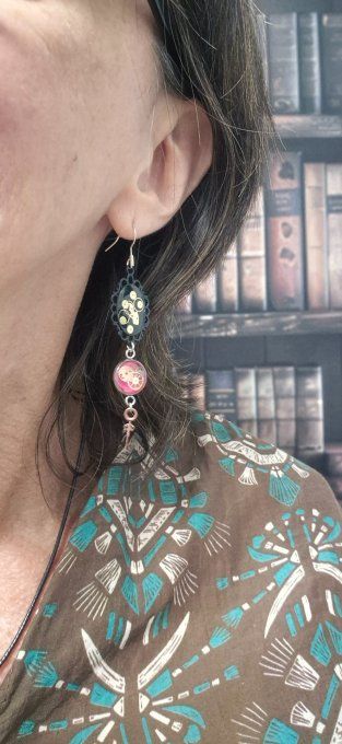 Boucles d'oreilles noires steampunk avec cabochons colorés 