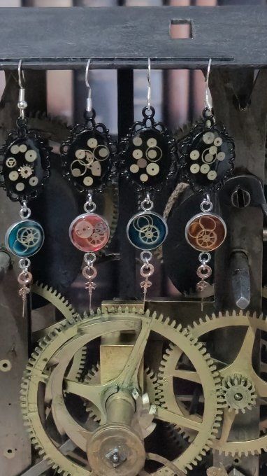 Boucles d'oreilles noires steampunk avec cabochons colorés 