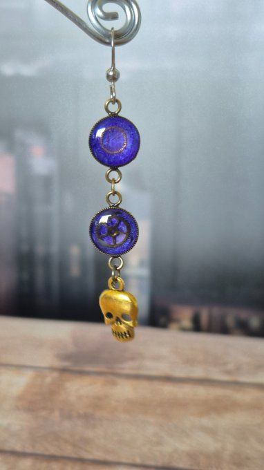Boucles d'oreilles violettes avec breloques têtes de mort