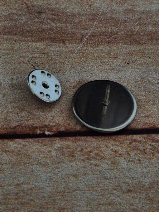 Pin’s rose steampunk en acier coloré – Mécanismes de montres recyclés