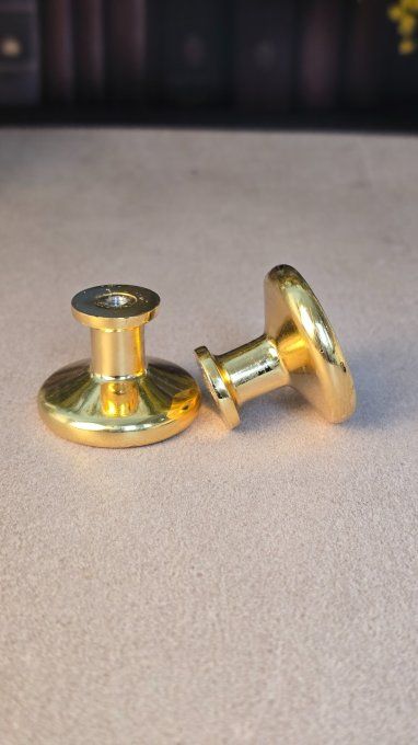 Bouton de meuble steampunk rond – mécanisme de montre recyclé – fond neutre