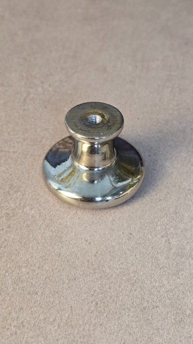 Bouton de meuble steampunk rond – mécanisme de montre recyclé – fond gris   