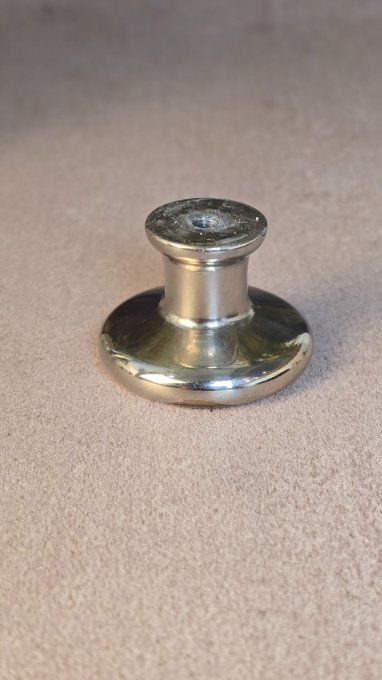 Bouton de meuble steampunk rond – mécanisme de montre recyclé – fond gris 