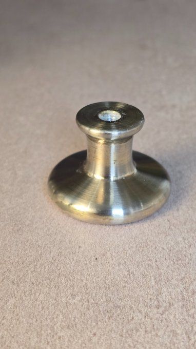 Bouton de meuble steampunk rond – mécanisme de montre recyclé – fond gris   