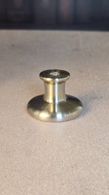 Bouton de meuble steampunk rond – mécanisme de montre recyclé – fond gris   