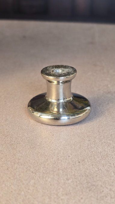 Bouton de meuble steampunk rond – mécanisme de montre recyclé – fond gris 