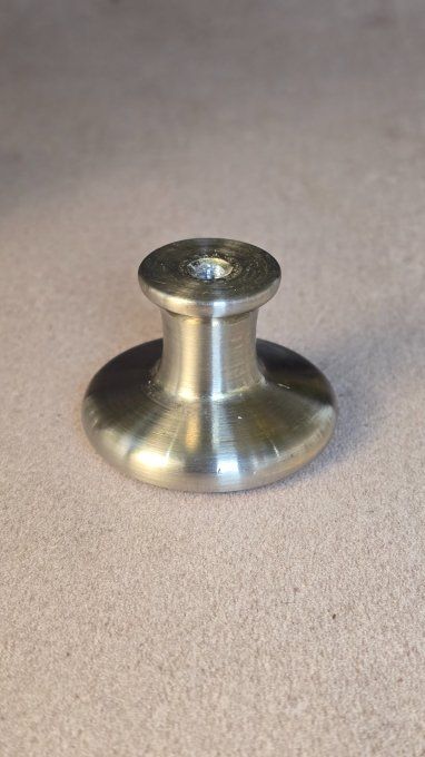 Bouton de meuble steampunk rond – mécanisme de montre recyclé – fond gris  