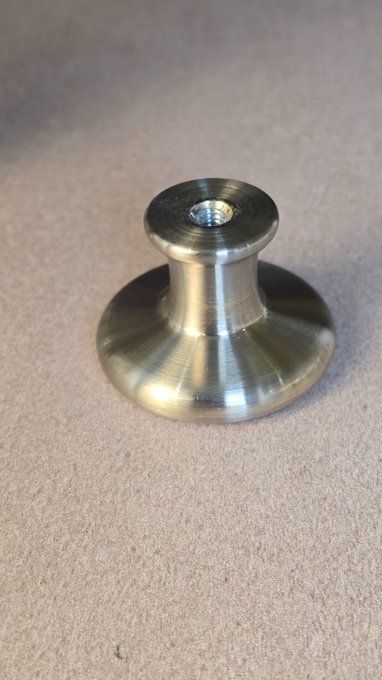 Bouton de meuble steampunk rond – mécanisme de montre recyclé – fond gris 