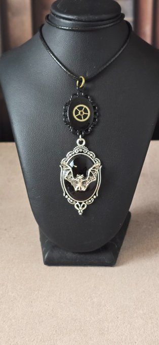 Collier steampunk gothique « La Chauve-souris du temps »