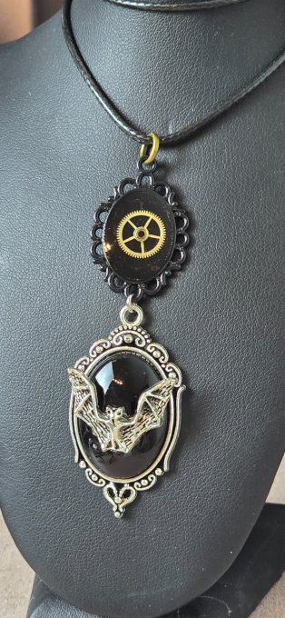 Collier steampunk gothique « La Chauve-souris du temps »