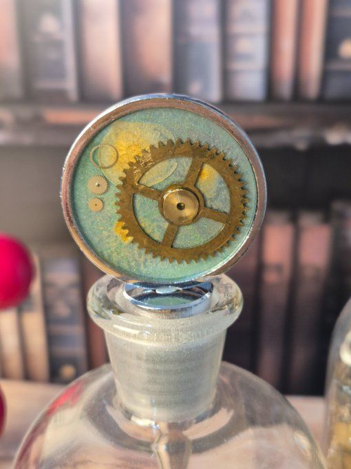 Rouages & résine : l’élégance au goulot