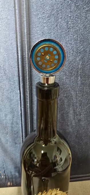  Rouages & résine : l’élégance au goulot  