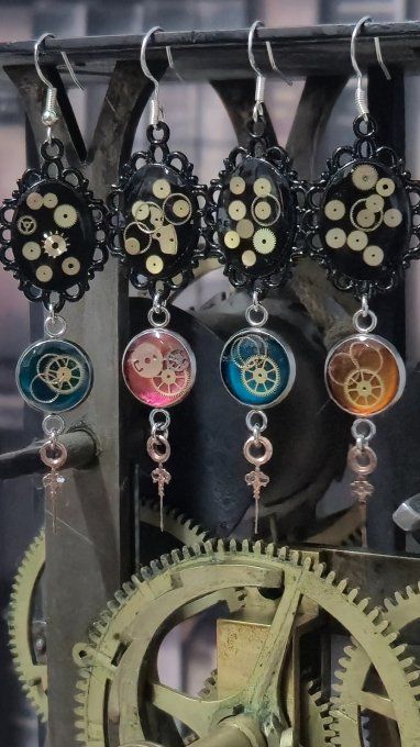 Boucles d'oreilles noires steampunk avec cabochons colorés 