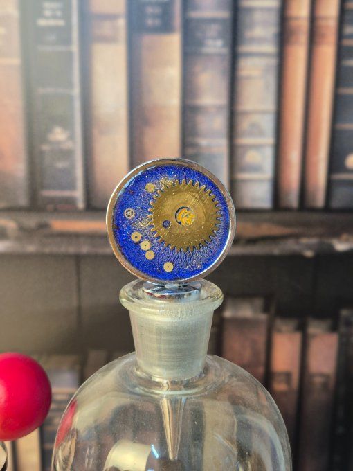  Rouages & résine : l’élégance au goulot   