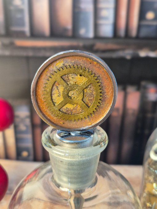 Rouages & résine : l’élégance au goulot