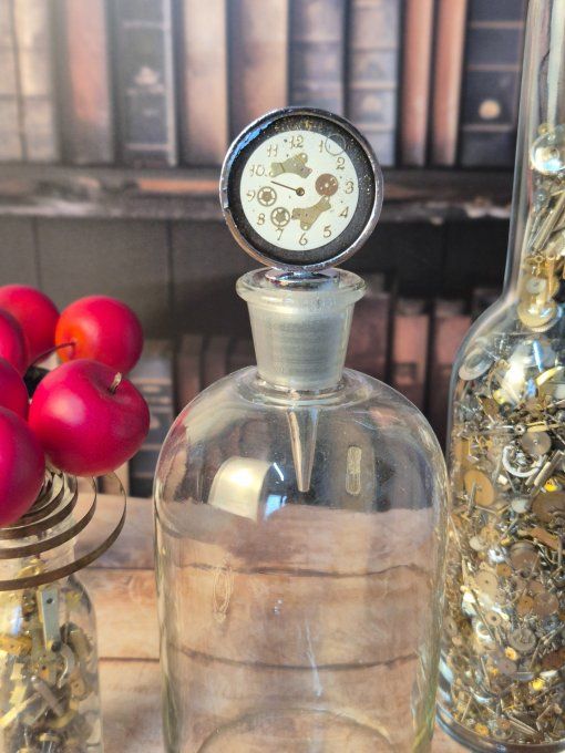  Rouages & résine : l’élégance au goulot 