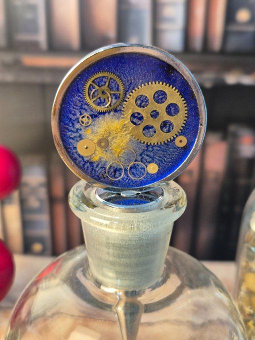  Rouages & résine : l’élégance au goulot     