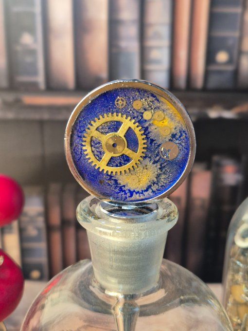 Rouages & résine : l’élégance au goulot