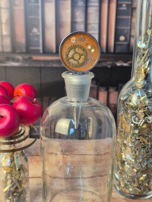 Rouages & résine : l’élégance au goulot