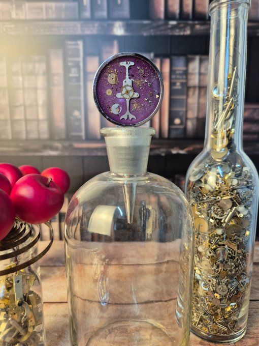 Rouages & résine : l’élégance au goulot