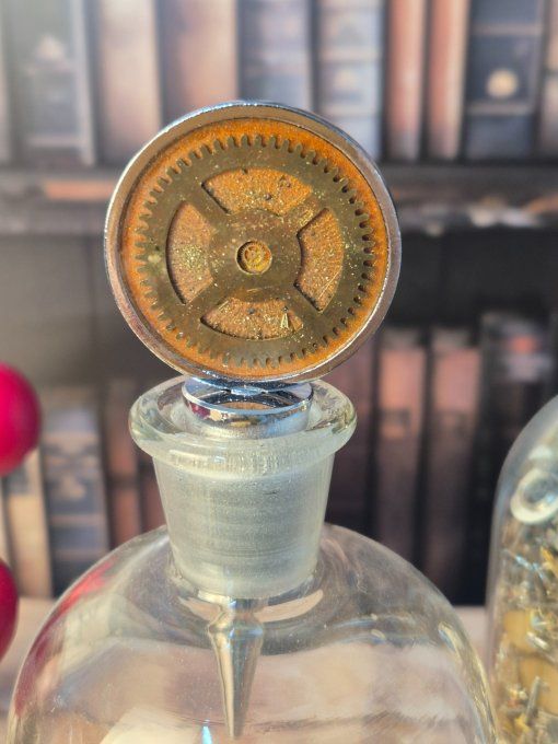  Rouages & résine : l’élégance au goulot      