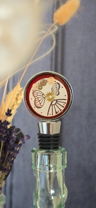  Rouages & résine : l’élégance au goulot, un papillon à votre table