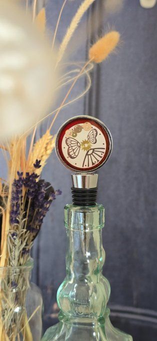  Rouages & résine : l’élégance au goulot, un papillon à votre table
