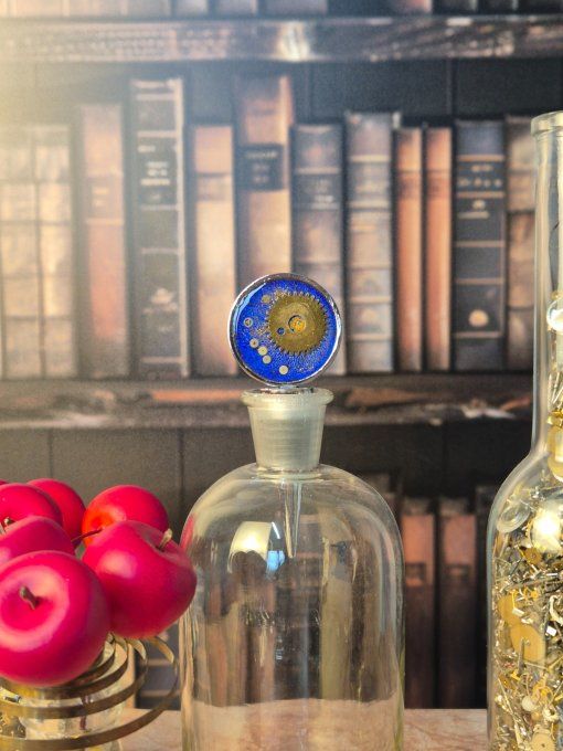  Rouages & résine : l’élégance au goulot   