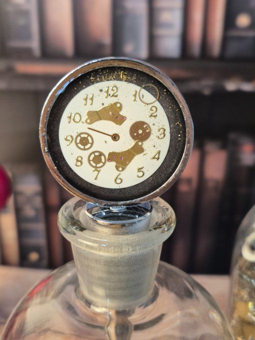  Rouages & résine : l’élégance au goulot 